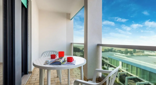 Modern Seafront Apartment With Pool and Terrace, Prenota Appartamento Hotel a Veneto con parcheggio, Parcheggio
