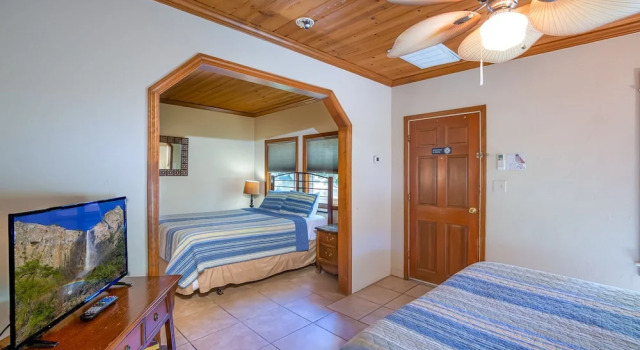 Четырёхместный люкс River Rock Inn