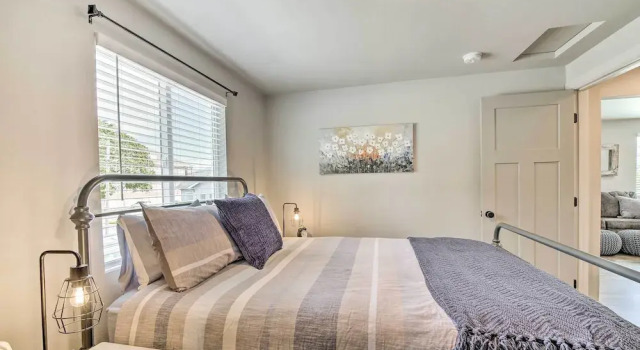 Ideally Located Buckley Apartment w/ Balcony!, Book Apartment Buckley Crystal Mountain Washington