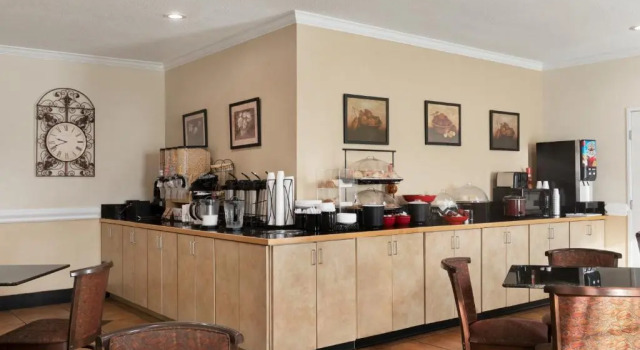 Четырёхместный номер Standard Ramada by Wyndham Elizabethtown