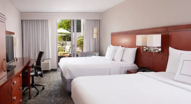 Четырёхместный номер Standard с видом на бассейн Courtyard Miami Coral Gables