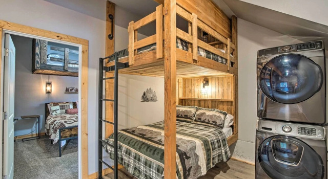 Modern Cabin - 2 Mi to Speelyi Beach!, Rezerwuj Dom wakacyjny Hotele w Ronald z parkingiem, Parking