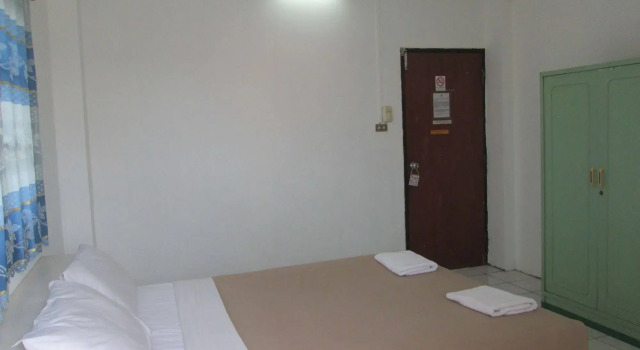 Royal Guesthouse at Chiang Mai Old City By Hjz, Забронировать Отель Отели Чиангмай с парковкой, рядом с Wat Srisupan, Парковка