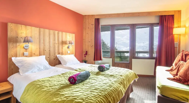Трёхместный номер Classic с балконом Hôtel Les Menuires Les Bruyères