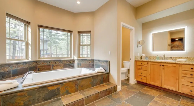 Коттедж 4 Mi to Ski Mt Rose: Sleek Reno-lake Tahoe Home