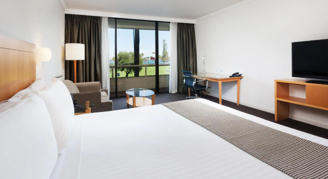 Двухместный номер Premium с балконом и с видом на парк Crowne Plaza Perth by IHG