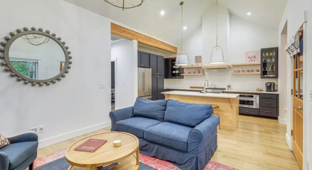 2 Mi to Payette Lake: Charming Cottage w/ Hot Tub!, Забронировать Дом для отпуска Отели Мак-Колл с парковкой, рядом с McCall Golf Club, Парковка