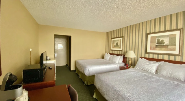 Четырёхместный люкс Quality Inn Whitecourt