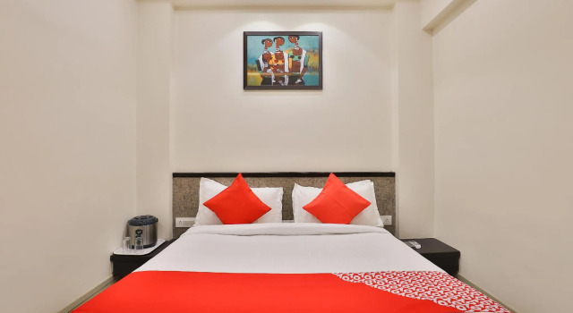 OYO 23289 Hotel Anmol Palace, Prenota Hotel Bātwa Gujarat