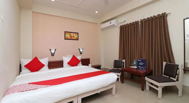 OYO 7933 Hotel Trimurty International