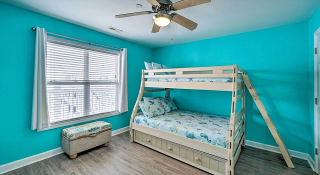 Апартаменты Ocean-view Oak Island Condo, 1 Block to Beach!