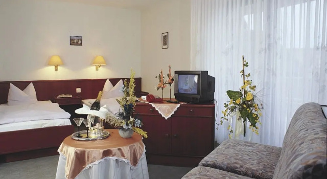 Hotel Zur Schmiede, Забронировать Отель Альсфельд земля Гессен