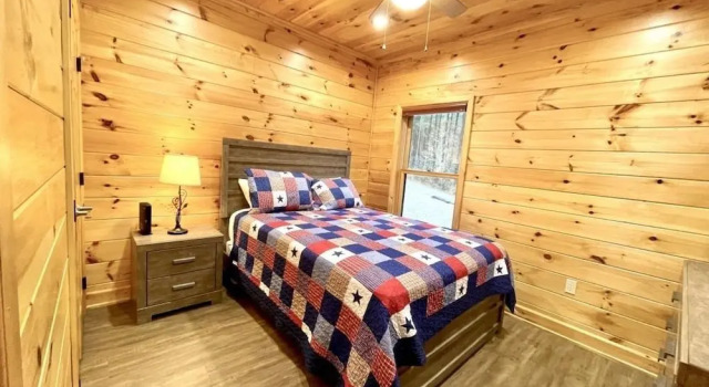 Charming, pet friendly cabin, perfect for fishing, family, hiking and R&R! 2 Bedroom Cabin by RedAwning