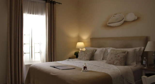 Кровать в общем номере Sandals Guest House