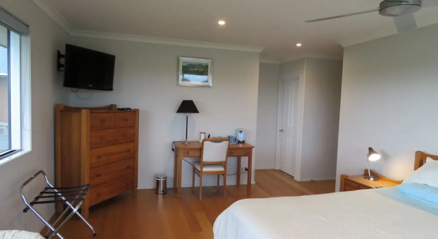 BnB Whangaruru, Rezerwuj Bed and Breakfast Hotele w Auckland Region z parkingiem, Parking