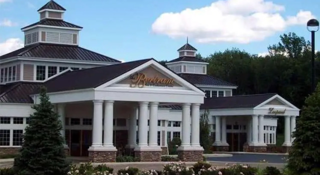 Люкс Deluxe The Bertram Inn & Conf Ctr Trademark Collection by Wyndham