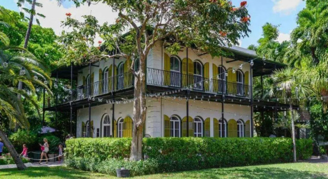 Spanish Lime Cottage by AvantStay Ideal Old Town Key West Location Month Long Stays Only, Забронировать Дом для отпуска Виллы Ки-Уэст, рядом с Harry S Truman Little White House, Вилла