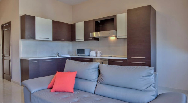 Spacious Light Filled Apartment With Balcony