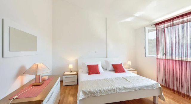 Amazing Home in Postira With 8 Bedrooms, Wifi and Outdoor Swimming Pool, Prenota Hotel Postira Isola di Brazza