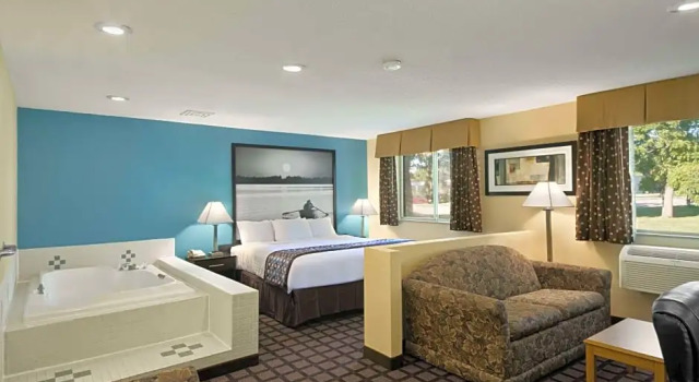 Двухместный люкс с видом на бассейн Fairview Inn & Suites Whitewater