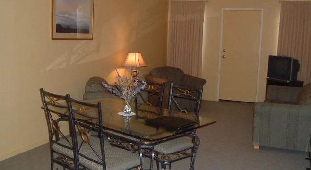Апартаменты Hopkins House Motel & Apartments
