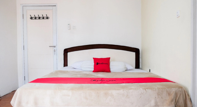 Standard Zimmer RedDoorz near Kebun Raya Bogor 2