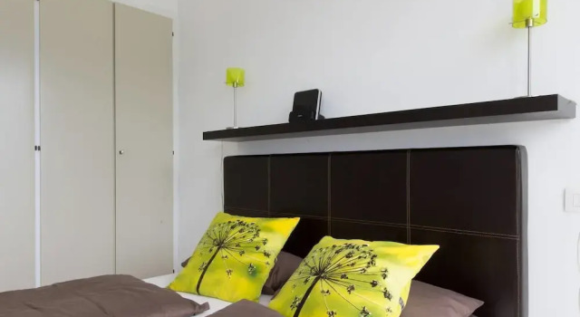 Stunning Lakeside Villa With Direct Lake Access, Mooring, Near Restaurant, Wifi, BBQ