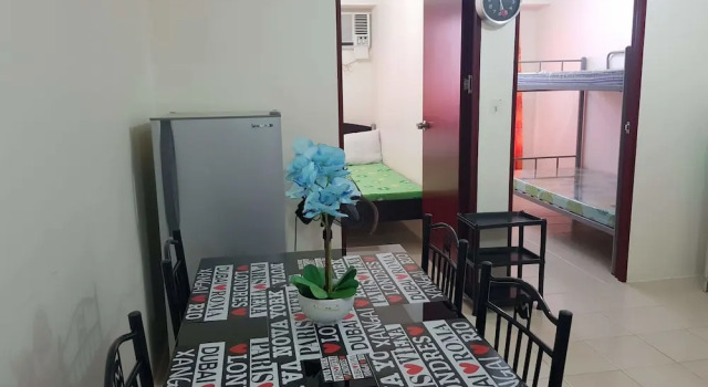 Кровать в общем номере с 2 комнатами с видом на город Хостел Samanakan's Seafarers Condotel