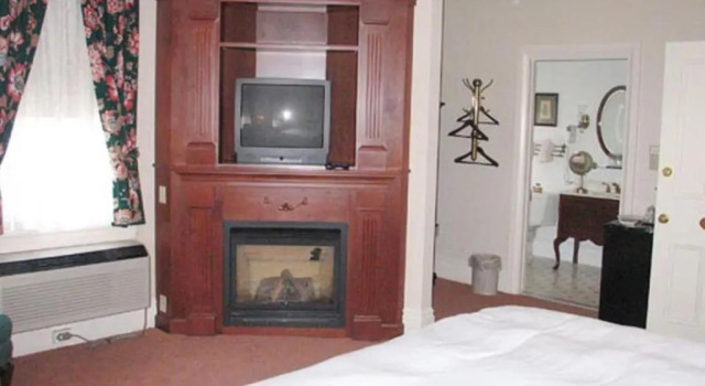 Полулюкс Bird-in-Hand Village Inn & Suites