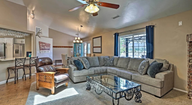Hot Tub & Mtn Views: Peaceful Big Bear Home!, Забронировать Дом для отпуска Отели в центре Биг-Бэар-Сити, в центре
