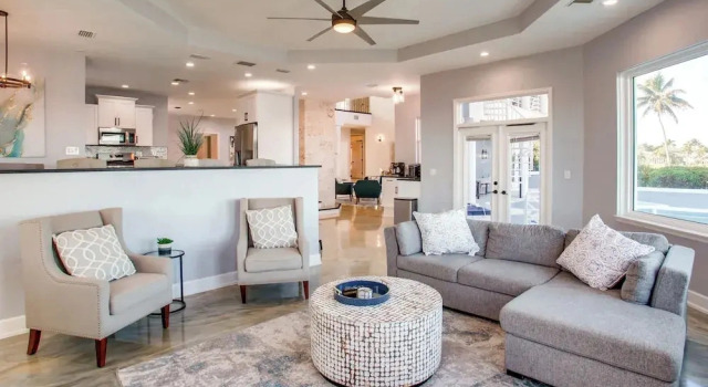 Riverfront Fort Myers Luxury Home w/ Heated Pool!, Book Feriehus Villaer i Florida, Villa
