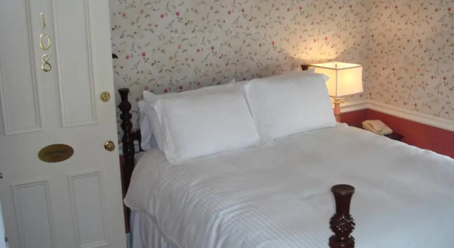 Двухместный номер Standard Bird-in-Hand Village Inn & Suites