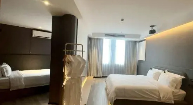 Семейный люкс Feimu Movie Hotel (Ningbo Ocean World Fuming Road Subway Station)