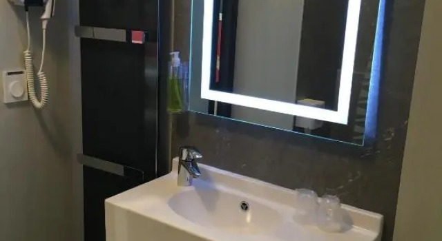 Трёхместный номер Standard Brit Hotel Le Cottage Le Mans Sud