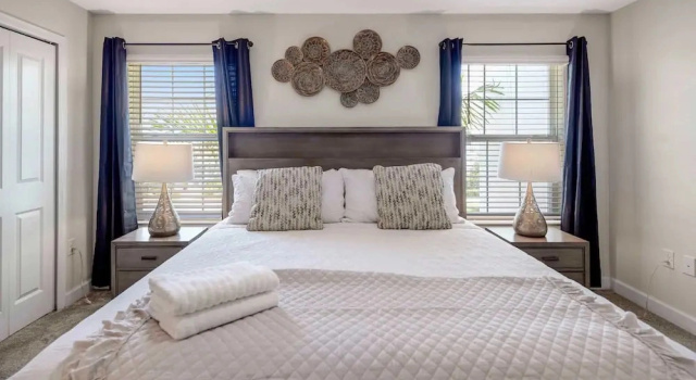 Коттедж Stylish 4BR Pool Townhome Storey Lake