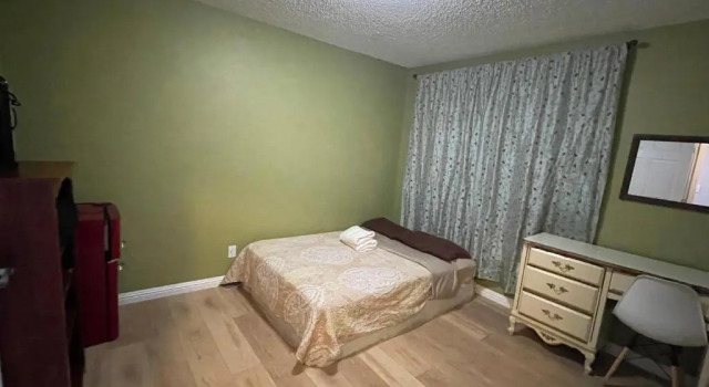 Private Room in Los Angeles with WIFI and AC and Private Fridge!!!