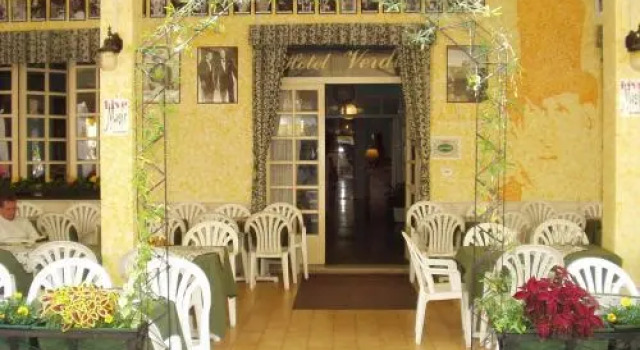Кровать в общем номере Hotel Verdi