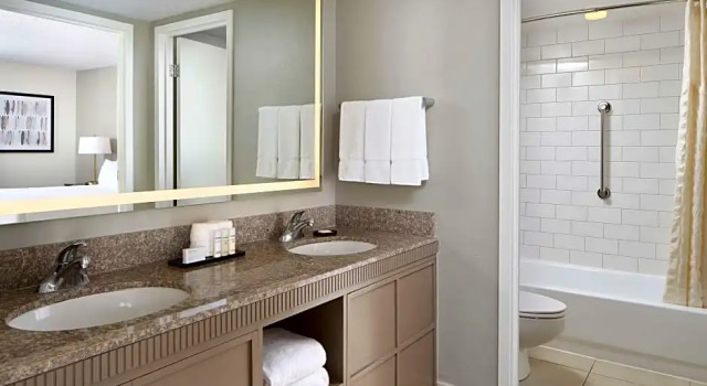 Четырёхместный люкс Corner с частичным видом на океан Embassy Suites by Hilton Myrtle Beach Oceanfront Resort