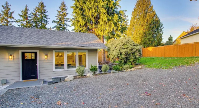 Private Yard & Fire Pit! Modern Kirkland Abode, Забронировать Дом для отпуска Киркленд штат Вашингтон