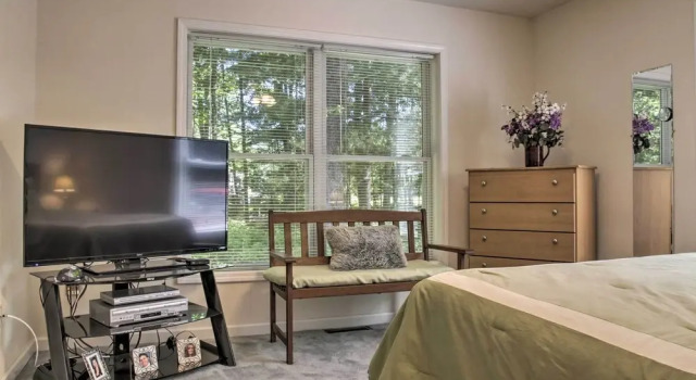 Spacious Home w/ Deck, Grill & Delaware River View, Buchen Sie Ferienhaus  