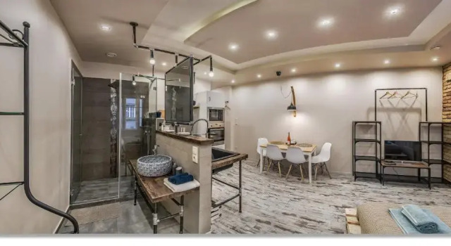 Апартаменты Superior Downtown Boutique Suite