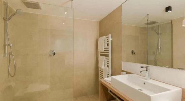 Трёхместный номер Comfort Quality Hosts Arlberg - Hotel Goldenes Kreuz B&B - Sommerkarte Premium inklusive