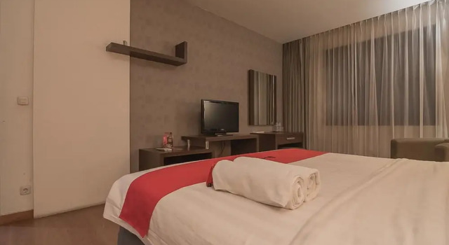 RedDoorz Premium near Paris Van Java Mall