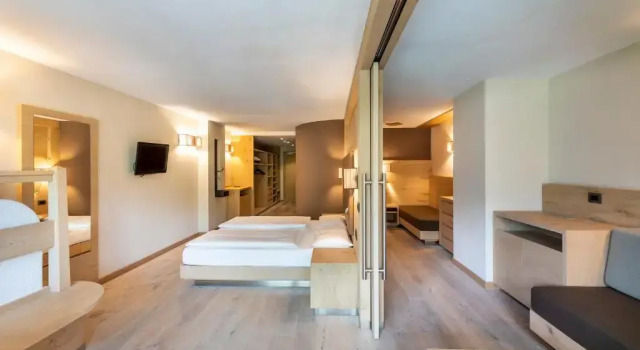 Семейный люкс Design & Suite Hotel Ciarnadoi