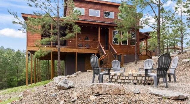 Brand New Lonesome Dove Lookout- 2 Bdrm, Book Feriehus Villaer i Hochatown, Villa