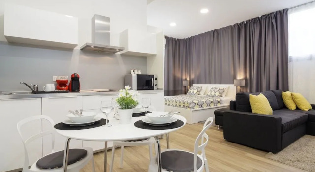Apartment Aspalathos Centar - City center, a few minutes walking distance to the UNESCO Palace, parking lot in front of the apartment, Prenota Appartamento Splitska 