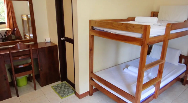 Кровать в общем номере Balayong Pension