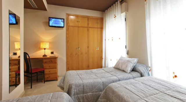 Трёхместный номер Standard с балконом Hotel Navarro