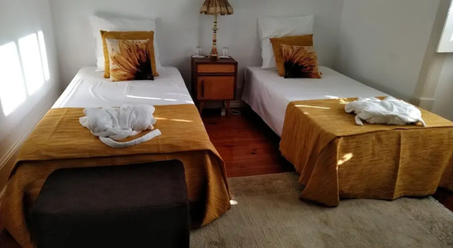 Casa Amarela - Guest House, Забронировать Гостевой дом Гостевые дома Коимбры, рядом с Casa Museu Bissaya Barreto, Гостевой дом