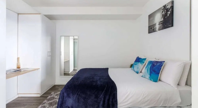 Beautiful 2BR APT With Balcony, Pool and Gym, Забронировать Апартаменты/квартира Мельбурн Melbourne Region, рядом с Station Pier